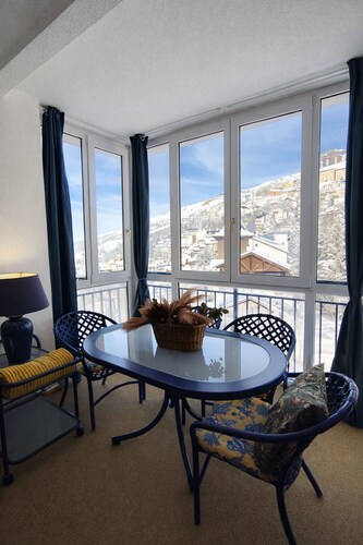 Sanbet Urban Alhambra- Parking and Swimming Pool