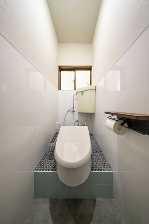 Haartrockner, Bidet, Handtücher, Seife