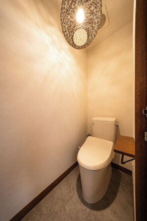 Haartrockner, Bidet, Handtücher, Seife