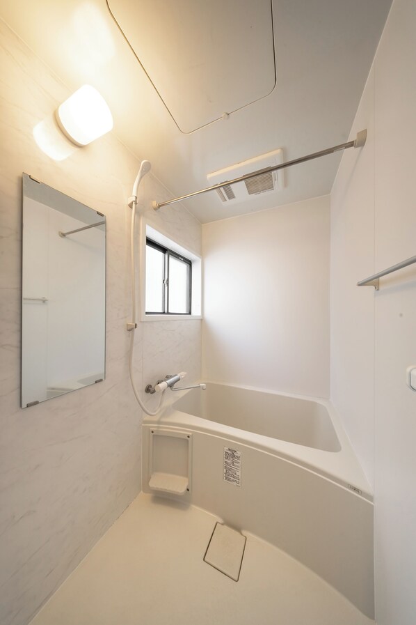 Séchoir à cheveux, bidet, serviettes fournies, savon