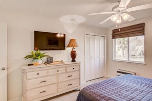 A bedroom with a bed, a dresser, a television, a ceiling fan, and a window with blinds. - Inlet Facing 1st Floor 2B/2B Condo w/pool (North Myrtle Beach)