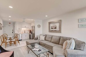 TV - Inlet Facing 1st Floor 2B/2B Condo w/pool (North Myrtle Beach)