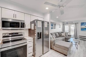 Fridge, microwave, oven, stovetop - Inlet Facing 1st Floor 2B/2B Condo w/pool (North Myrtle Beach)