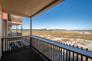 Ein Balkon mit Blick auf Strand und Dünen.
