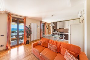 TV - Apartment in a residence with lake view and swimming pool (Toscolano-Maderno)