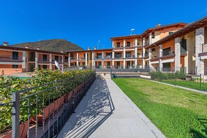 Exterior - Apartment in a residence with lake view and swimming pool (Toscolano-Maderno)
