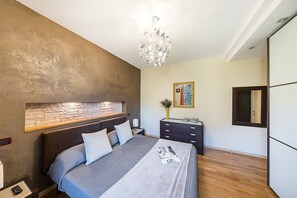 2 bedrooms, iron/ironing board, free WiFi, bed sheets - Apartment in a residence with lake view and swimming pool (Toscolano-Maderno)