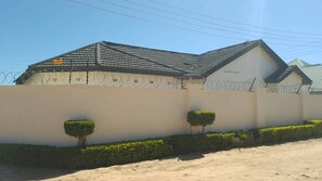 Exterior - Theo's Self Catering Holiday Home, Meanwood (Lusaka)