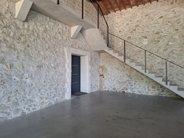 Interior entrance - Mas de Bonnafoux (Beaucaire)