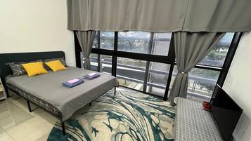 패밀리 스튜디오, 간이주방, 정원 전망 | 미니바, 각각 다른 스타일의 인테리어, 각각 다르게 가구 비치, 책상