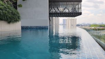 Piscine extérieure, parasols de plage, chaises longues