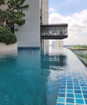 Utendørsbasseng, bassengparasoller og solsenger