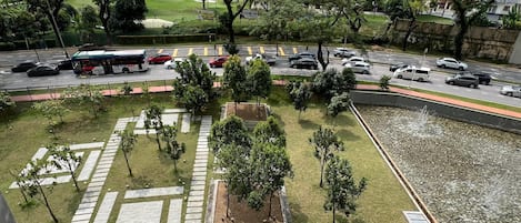 Familiestudio, tekjøkken, hageutsikt | Hageutsikt