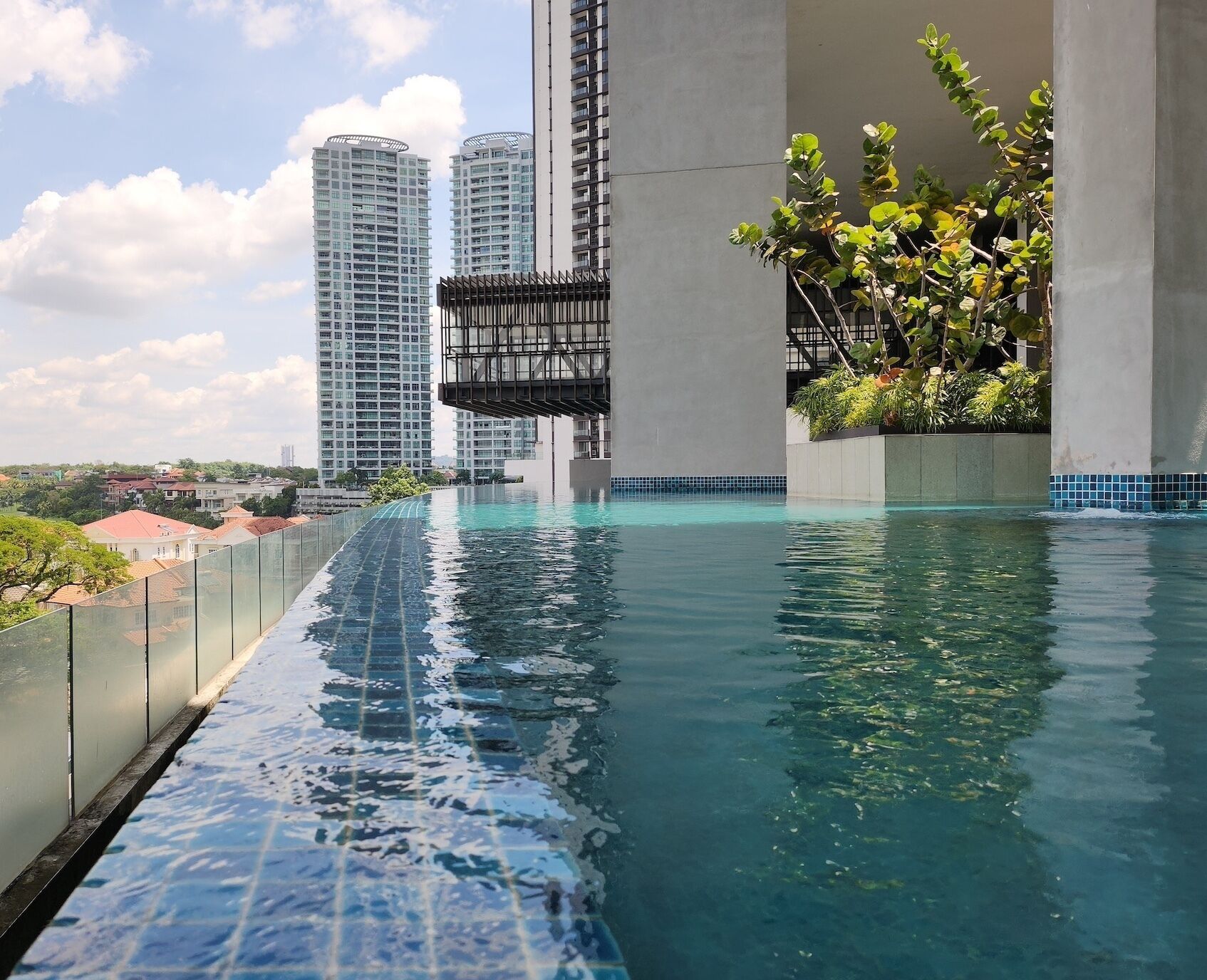 室外游泳池，07:00 至 22:00 开放，池畔遮阳伞，日光浴躺椅