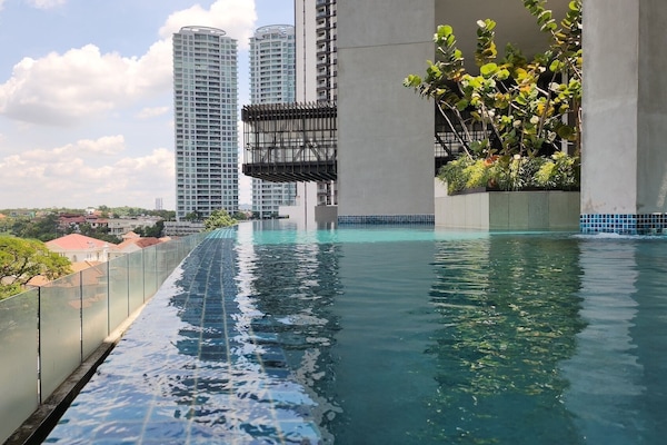 Infinity-Pool
