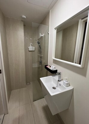 Bathroom shower - Lumi Tropicana - Unique Stays! (Petaling Jaya)