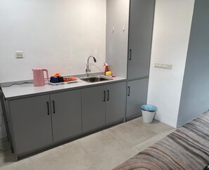 Familiestudio, tekjøkken, hageutsikt | Eget kjøkken | Minikjøleskap, rengjøringsutstyr, fryser og ismaskin