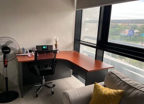 Familie studio, kitchenette, uitzicht op tuin | Een minibar, individueel gedecoreerd, individueel gemeubileerd