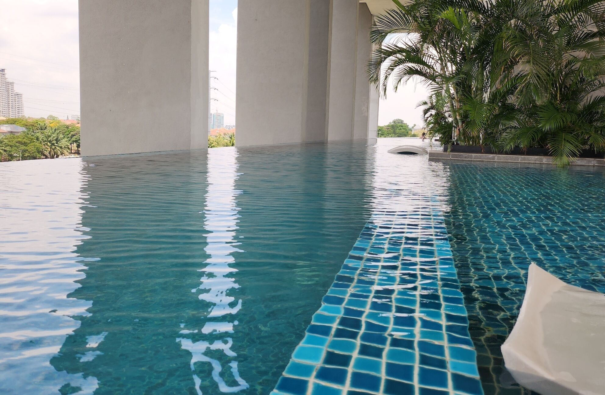 Een buitenzwembad, parasols voor strand/zwembad