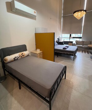 Business-Studio, Mehrere Betten, Kochnische, Gartenblick | Minibar, individuell dekoriert, individuell eingerichtet, Schreibtisch