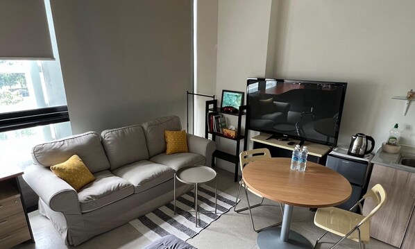 Familie studio, kitchenette, uitzicht op tuin | Woonruimte | Een smart-tv, een tafeltennistafel, boeken en een stereo