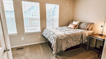 Signature Condo, 2 Bedrooms, Non Smoking, 2 Bathrooms | Individually decorated, individually furnished, desk, laptop workspace