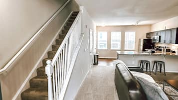 Signature Condo, 2 Bedrooms, Non Smoking, 2 Bathrooms | Living room | 40-inch Smart TV with digital channels, books