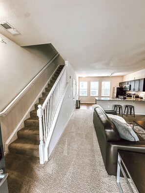 Kondominium Khas, 2 kamar tidur, Bebas Asap Rokok, 2 kamar mandi | Ruang keluarga | Smart TV 40-inci dengan saluran TV digital dan buku