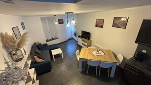 Smart TV, books - Little house on the old shoreline (Boulogne-sur-Mer)