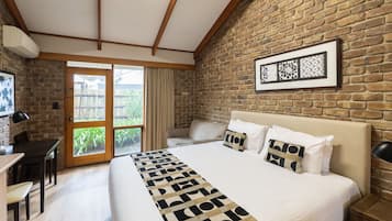 Comfort-Doppelzimmer, Poolblick | Verdunkelungsvorhänge, Bügeleisen/Bügelbrett, kostenloses WLAN