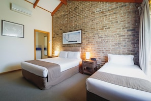 Standard Double or Twin Room | Blackout drapes, iron/ironing board, free WiFi - The Hahndorf Lodge (Hahndorf)