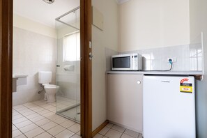 Shower, hair dryer, towels, soap - The Hahndorf Lodge (Hahndorf)