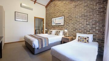 Standaard kamer, 1 twee- of 2 eenpersoonsbedden | Verduisterende gordijnen, een strijkplank/strijkijzer, gratis wifi