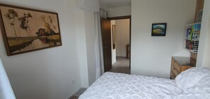 2 makuuhuonetta, tallelokero huoneessa, silitysrauta/-lauta