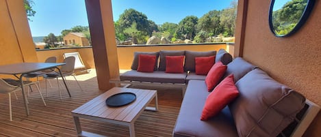 Smart TV, table tennis, books, music library