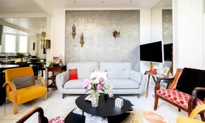 Living area - Apartment in Paris Near Trocadero (Paris)