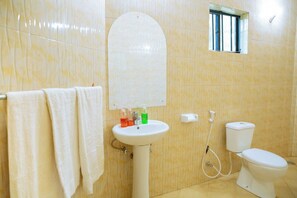 Kostenlose Toilettenartikel, Handtücher, Seife, Shampoo