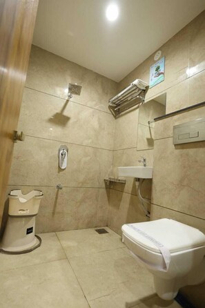 Escritorio y espacio para trabajar con laptop 