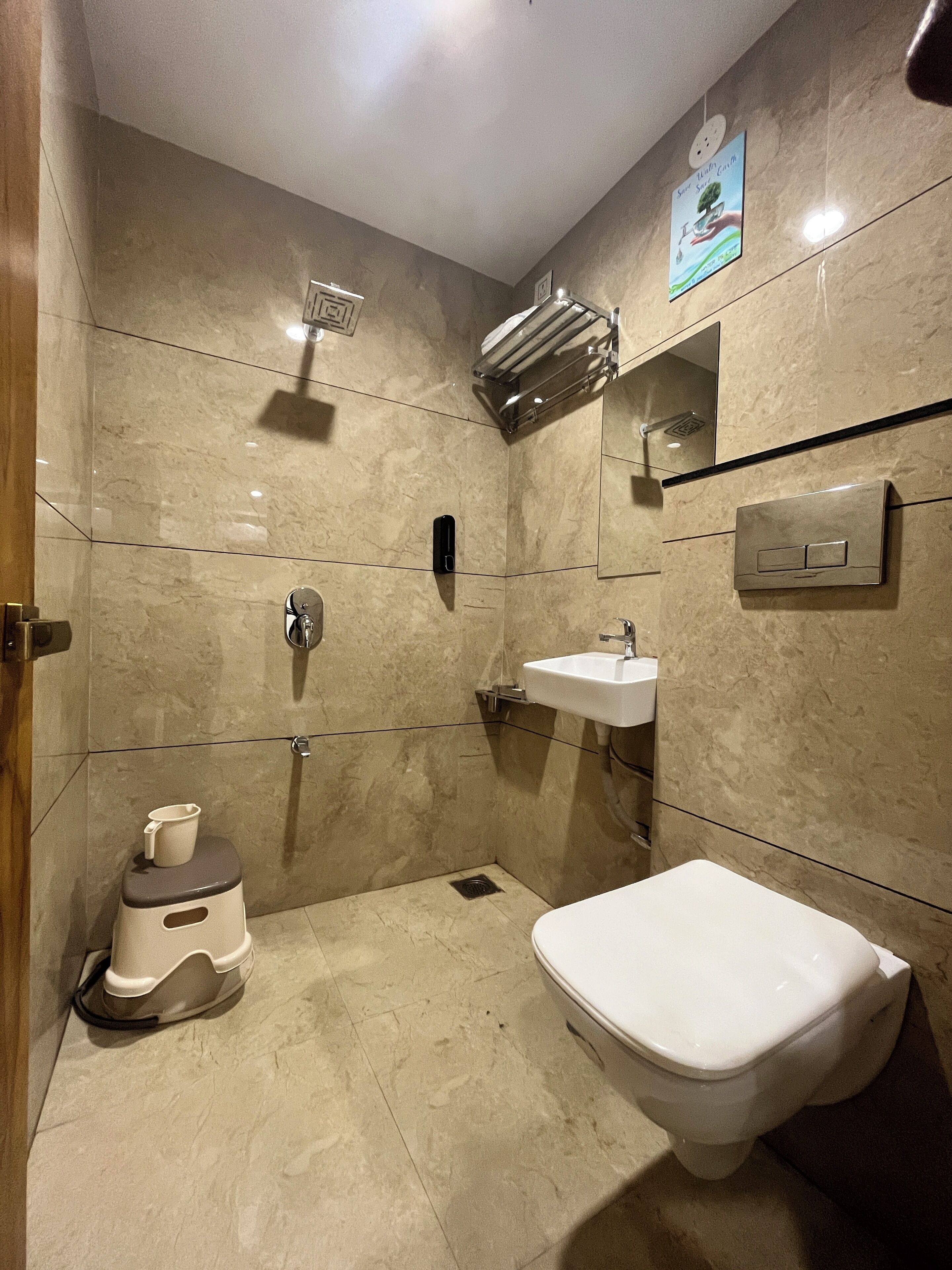 Un baño moderno con inodoro, lavamanos y ducha.