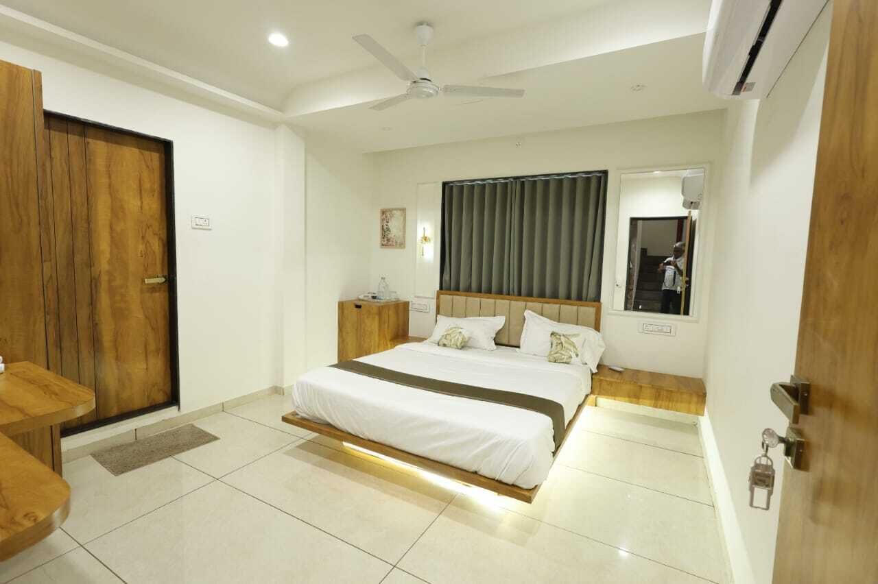 Escritorio y espacio para trabajar con laptop 