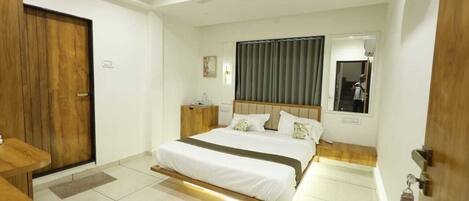 Schreibtisch, laptopgeeigneter Arbeitsplatz