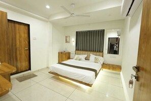 Escritorio y espacio para trabajar con laptop 