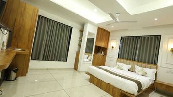 Escritorio y espacio para trabajar con laptop