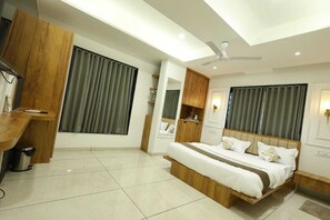 Escritorio y espacio para trabajar con laptop 