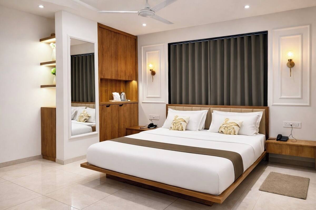 Une chambre moderne avec un grand lit, une armoire en bois, des tables de chevet et un ventilateur de plafond.