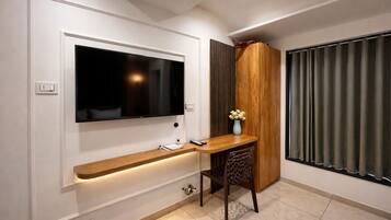 Luxury Room | Desk, bed sheets