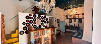 8-bedroom bed & breakfast in marvelous Udaipur with AC