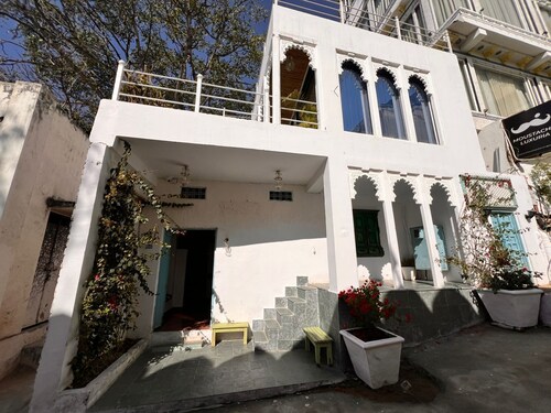 8-bedroom bed & breakfast in marvelous Udaipur with AC