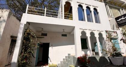 8-bedroom bed & breakfast in marvelous Udaipur with AC