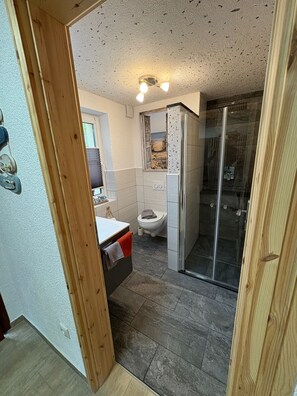 Douche, sèche-cheveux, serviettes fournies, savon